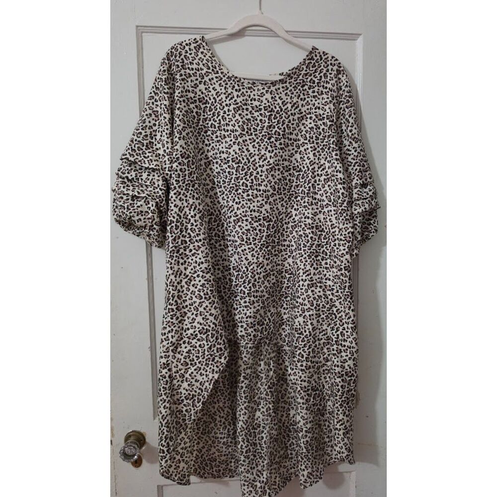 1X High low light airy leopard print shirt with folded ruffle sleeves